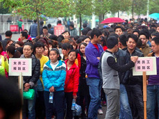 アップル「月収10万円」の破格求人に数万人が殺到!中国“使い捨て”農民工が高給取りへ!?