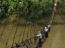 世界一危険な通学路!! 農村部の子どもは毎日命懸け、発展するインドネシアで格差広がる