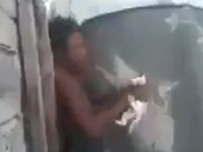 【閲覧注意】生きた子猫に喰らいつく男