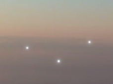 【衝撃動画】“存在”の決定的証拠か!? 旅客機と並んで飛行する3つのUFOオーブ!!