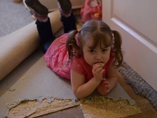 カーペットを貪る幼女!! 異常な食欲を抑えられない奇病、「パイカ」とは!?