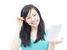 卒業アルバム写真で人生の「幸福感」を予測 幸せになれる「本物の笑顔」とは?