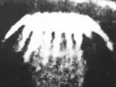 “クラゲ型UFO”から降り注ぐ細い光線!! 何千人もの住民が目撃した「ペトロザヴォーツク発光体事件」とは!?