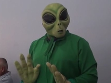 UFO研究家が知事選に立候補! なぜか性的虐待疑惑も…=プエルトリコ