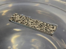 水に浮かぶ「超軽量で強力な金属」が開発される! 絶対に沈没しない船も実現か?=米