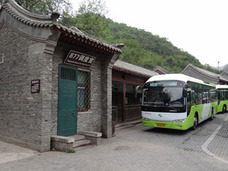 中国「万里の長城」行き路線バスにパチモンが登場! ボッタクリ料金でも観光客は「まぁ、いっか」!?