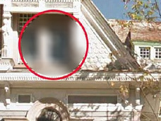 呪われた物件の窓にへばりつく“幽霊の手”!? ストリートビューが捉えた戦慄の光景=米国
