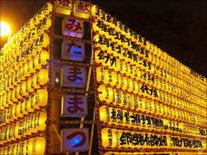 ジャニオタの落書きも…! 靖国神社「みたままつり」に外国人たちが「ガッカリ」