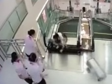 【閲覧注意】エスカレーターの床、崩落!! 息子を助け死亡した母親の勇姿=中国