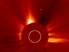 太陽近くに超巨大“T字型”UFO出現!? NASAの観測衛星がバッチリ撮影に成功!!
