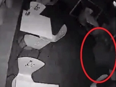【動画】武装警官はつぶやいた「泥棒ではない。これは幽霊だ」=イギリス