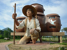 田園にたたずむ、スーパーリアル建築「進撃の公民館」