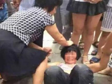 群衆が逃げ遅れた中年女スリの服を剥ぎ、フルボッコ! “司法不信”の中国で犯罪者への「私刑」が横行中