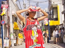 ルーマニア最強のセクシー歌姫・インナがヤバすぎる!! 横須賀「どぶ板通り」にゾッコン、思わず◯◯を暴露!