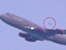 【衝撃UFO動画】旅客機に急接近、猛スピードで追い抜いたUFO!!