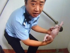 公衆トイレの便器に頭を突っ込んだ状態で発見された赤ん坊!! 悲惨すぎる乳児遺棄=中国