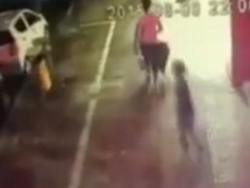 【閲覧注意】息子の眼前で、潰されて死んだ母親=中国