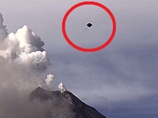 火口上空を浮遊する“ピラミッド型”UFO! 著名研究家が「今年一番」と唸ったヤバすぎる形!!=メキシコ
