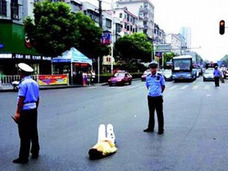 20歳女がスマホ買ってもらえず、車道に寝転がって親に抗議!? 中国一人っ子政策が生んだ、“困ったちゃん”たち