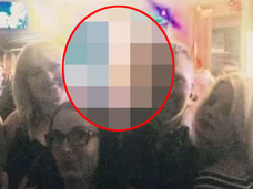 超くっきり「心霊フォトボム」 ― いわくつきのバーで撮った集合写真に、ニヤリと笑う美女の顔面が!!=イギリス