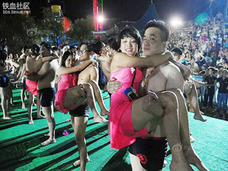 スッピン&ビキニ姿の女性のバストサイズを測定!? 中国「水上お見合い大会」に批判殺到