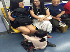 中国農村の子どもたちが、夏休みに北京の地下鉄で物乞いアルバイト「学費や生活費を稼ぐため……」