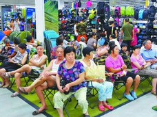 地下鉄駅を、イケアを、銀行ATMを……猛暑の中国で「納涼族」が街中を占拠中