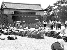 終戦の日の皇居前土下座写真は、やはり「捏造・ヤラセ」だった!? 朝日新聞による陰謀説!!