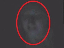 【心霊写真】「女が床からぬぅっと姿を現して…」キャンドルを見つめる美女幽霊を館長が激写!=イギリス
