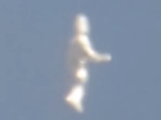 【衝撃動画】空飛ぶマシュマロマン!? 目撃者多数で大騒ぎの「ヒューマノイド型UFO」!!