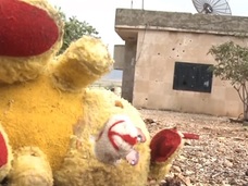 【閲覧注意】飛び散る血痕、転がる死体……!! ロシアに空爆されたシリアの街が悲惨すぎる!