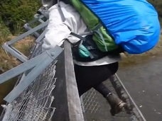 【衝撃映像】渡っている最中に吊り橋が崩落する瞬間! 川に落下するまでが恐ろしすぎる!!