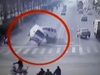 【怪動画】複数の自動車が突然、宙に浮いた!! 謎のエイリアンの姿も写り込む!=中国