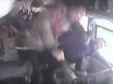 【閲覧注意】人形のように吹き飛ばされる乗客…!! 14人が死傷したバス横転事故の瞬間が悲惨すぎる=中国
