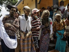 【閲覧注意】死体が蘇るトラジャ族の祭り「マネネ」! インドネシア秘境の奇祭がヤバすぎる!!