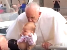 【奇跡】ローマ教皇フランシスコの祝福の接吻で幼女の脳腫瘍がみるみる縮小、MRI検査で判明!