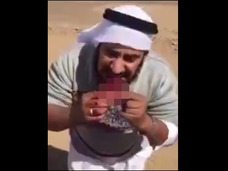 【閲覧注意】オオカミを生で食いちぎるサウジアラビアの男たち ― 謎多き“グロ陰謀”動画
