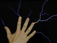 【怪しい実験室】指先からほとばしる電撃はまるでスター・ウォーズ!! テスラコイルを使えばあなたもフォースの使い手に!?