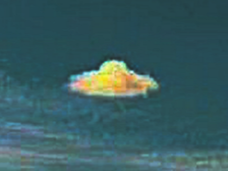 久々に典型的な“アダムスキー型UFO”が出現!