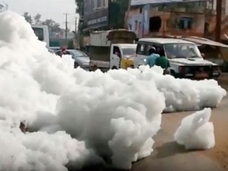 巨大な泡に覆われた町 ― バンガロールを襲った「泡の津波」の正体とは?=インド