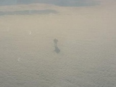 「雲の上の巨人」が飛行機から激写される! 高度9,000m上空で“仁王立ち”する姿に衝撃
