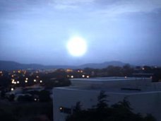 上空に謎の巨大オーブが出現! …真相追究をめぐり意外な顛末に=オーストラリア