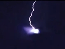 落雷が直撃か!? ニューイヤー花火大会に現れたUFO!=オーストリア
