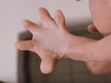 シャワー中のオナニーで、水に濡れた精子はなぜ粘着度が増すのか?