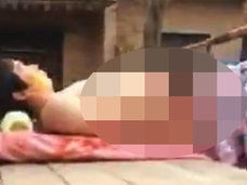 【閲覧注意】巨大な中華包丁で“胴体真っ二つ寸前の男”のパレード=中国