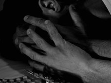 【超・閲覧注意】見られたい自殺 ― 白昼堂々、ショッピングセンターで首を切る青年=オーストラリア