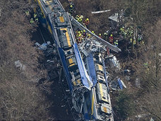 【閲覧注意】ドイツ列車事故、死者10人・負傷者81人 事故発生直後の様子を捉えた映像が公開される