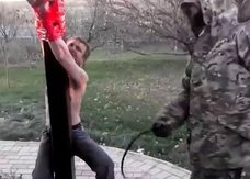 【閲覧注意】ロシア人テロリストによる鞭打ち拷問が恐ろしすぎる! 激痛と絶叫、青黒くなる背中…!