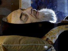 体をキリストが突き抜け、血液は花の香り…! バチカン展示で話題の聖人「ピオ神父」がブッ飛びすぎ!