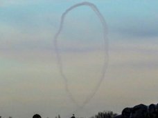 空に浮かび上がった、誰にも見えない“巨大な顔”!